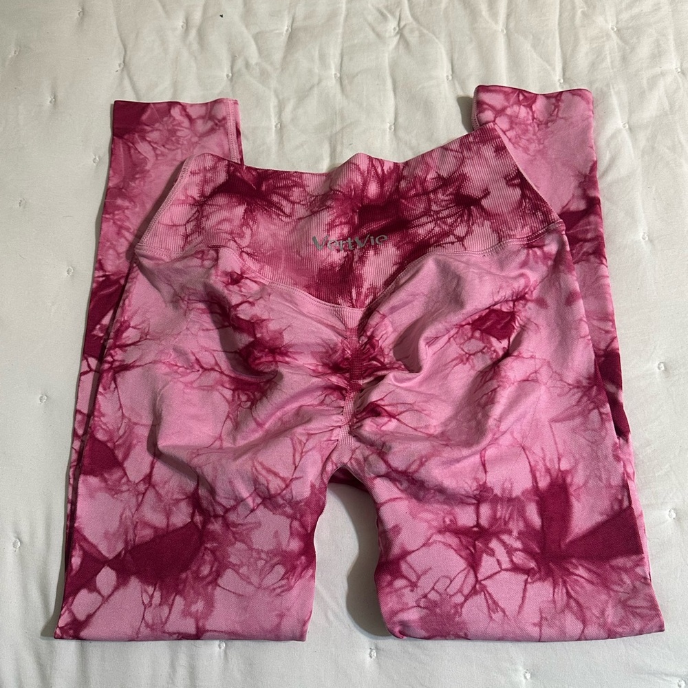 Pink Leggings with Tie-Dye Pattern and High-Waisted Design